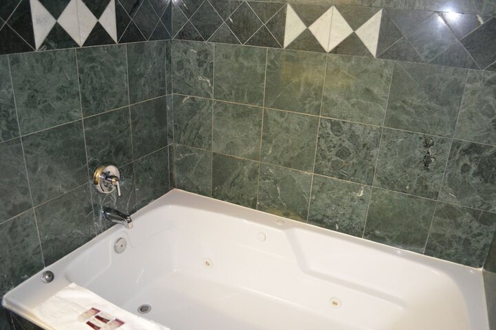 Jetted tub