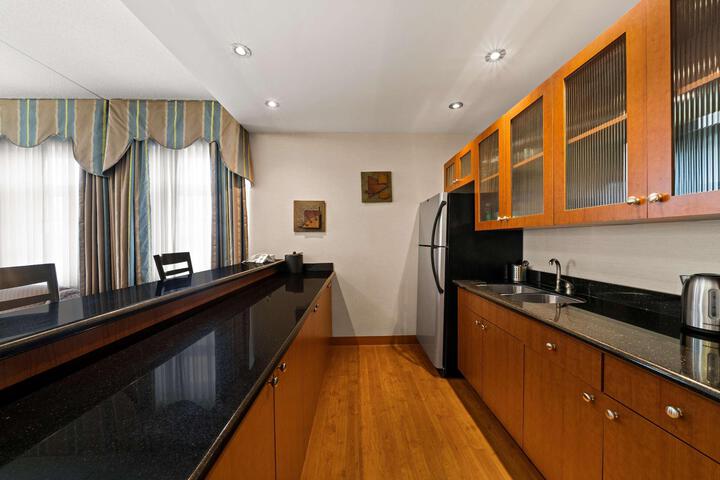 Suite 2 Queen Beds Kitchenette Sitting Area Sofa Bed Full Breakfast (18 of 38)
