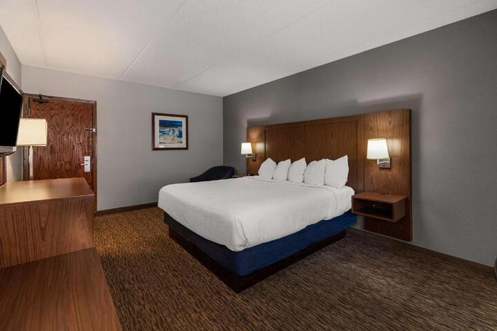 1 King Accessible Bathtub Work Desk Microwave, Refrigerator WiFi Full Breakfast (10 of 13)