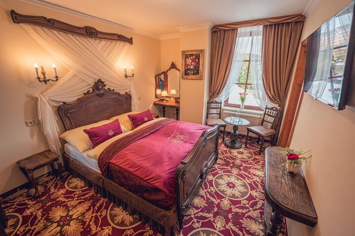 Room 8 of 90