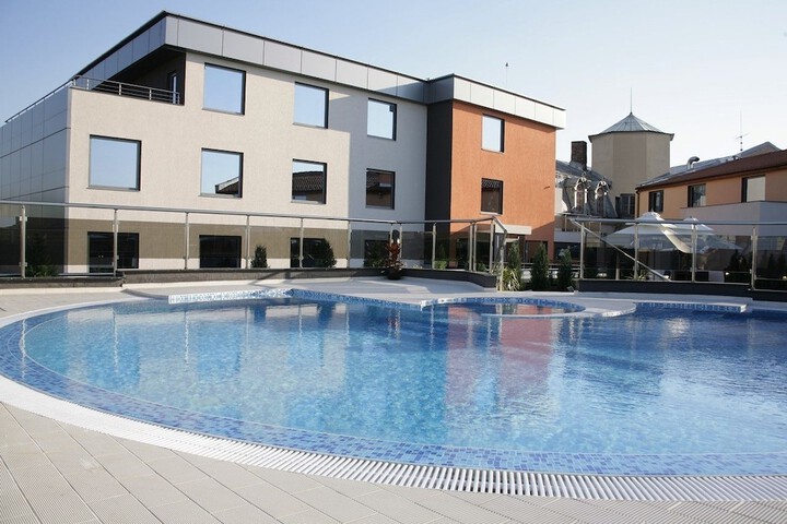 Pool 30 of 72