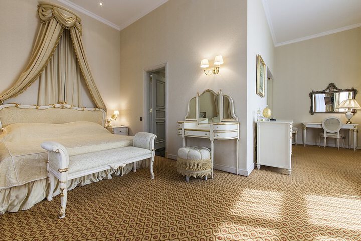 Room 15 of 90