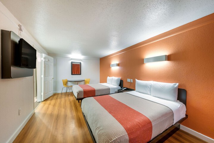 2 Double Beds (7 of 11)