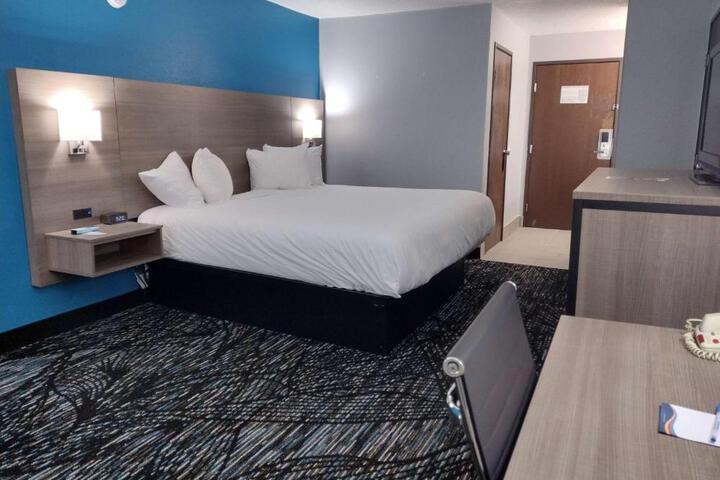 1 King Bed (3 of 5)