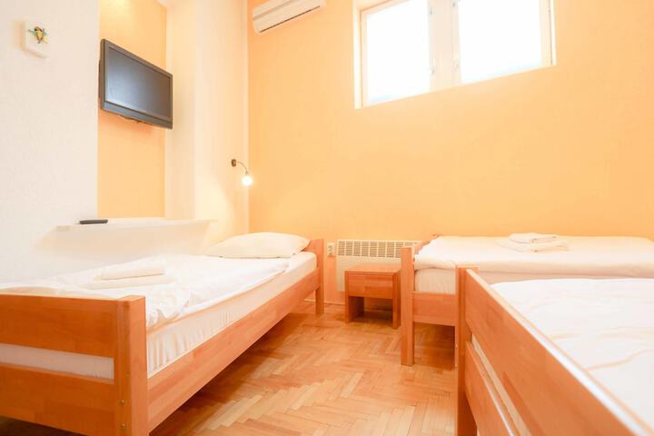 Room 6 of 40