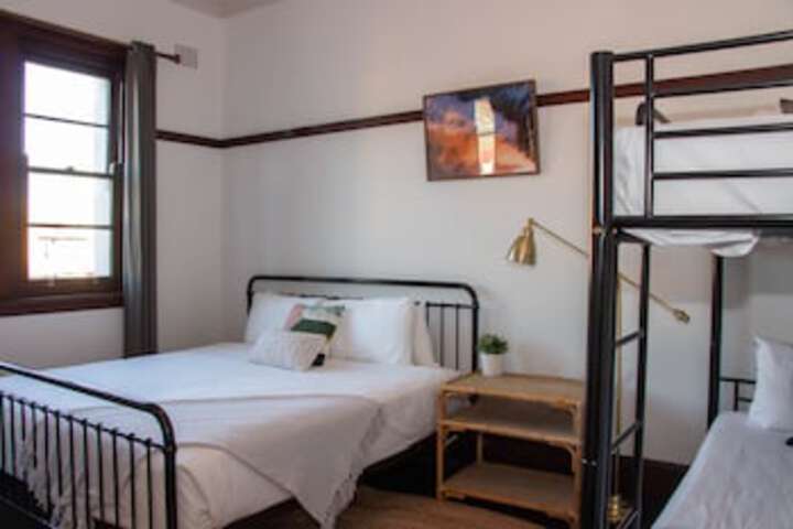 Room 25 of 192