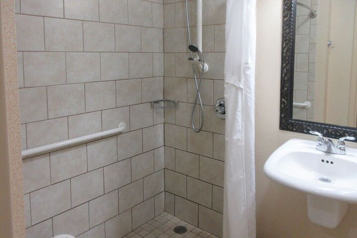 1 Queen Bed Accessible (15 of 15)