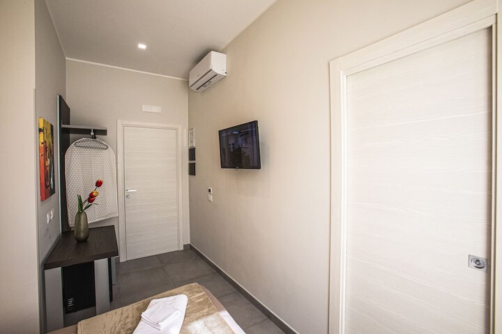 Room 8 of 28