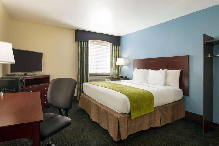1 Queen Bed (4 of 6)
