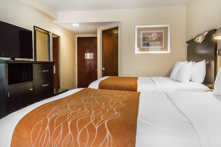 2 Queen Beds (12 of 16)