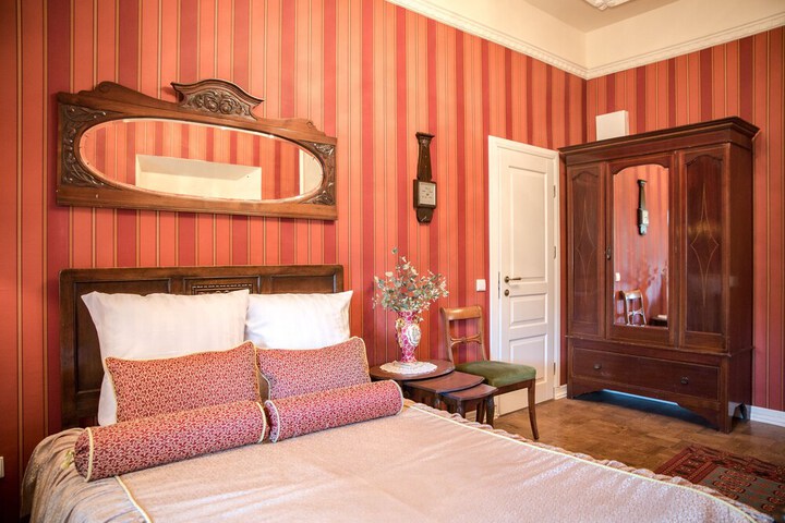 Room 34 of 80