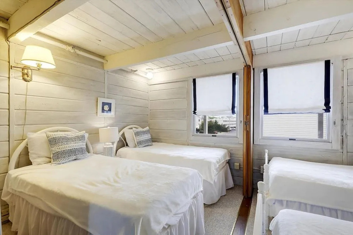 Room 4 of 16
