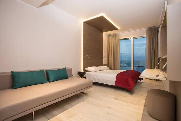 Room 28 of 146