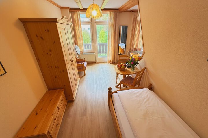 Room 12 of 163