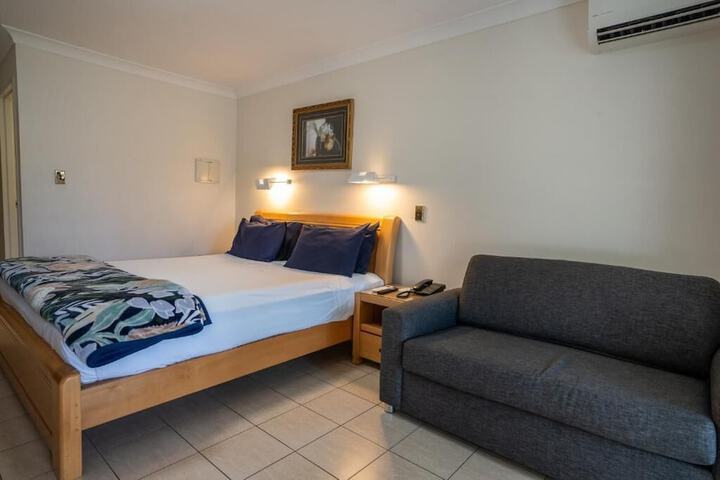 Room 10 of 27