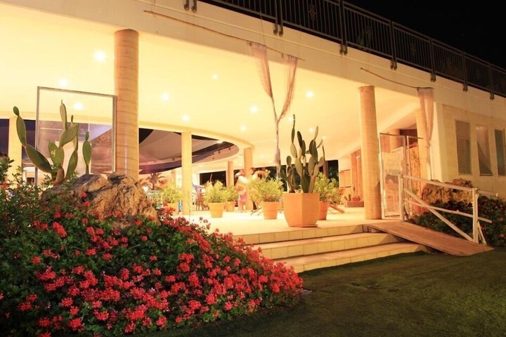 Hotel Exterior 5 of 43