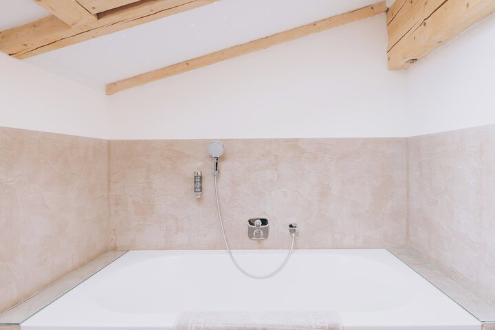 Room 32 of 43