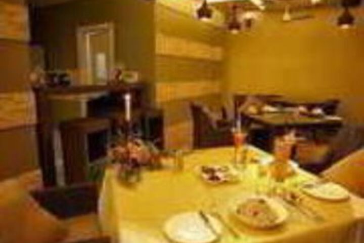 Dining 7 of 27