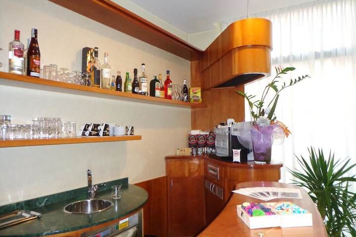 Lounge 16 of 19