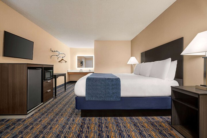 1 King Bed (2 of 5)