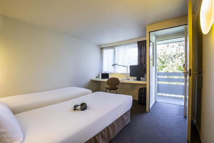 Room 9 of 36