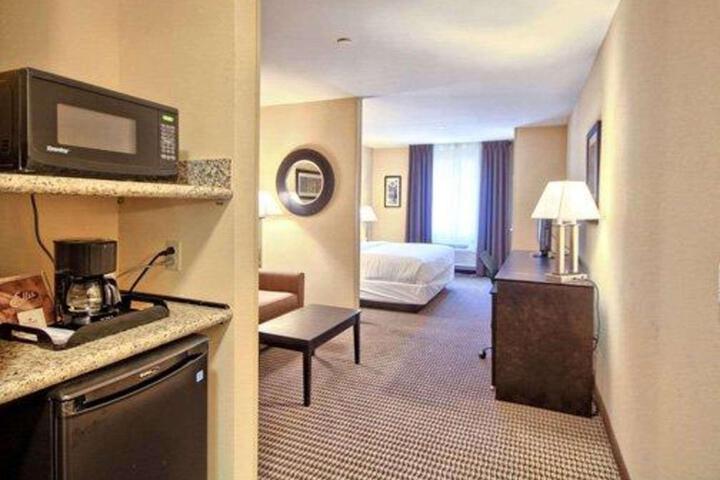 1 King Bed (3 of 6)