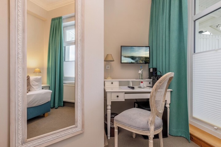 Room 18 of 108