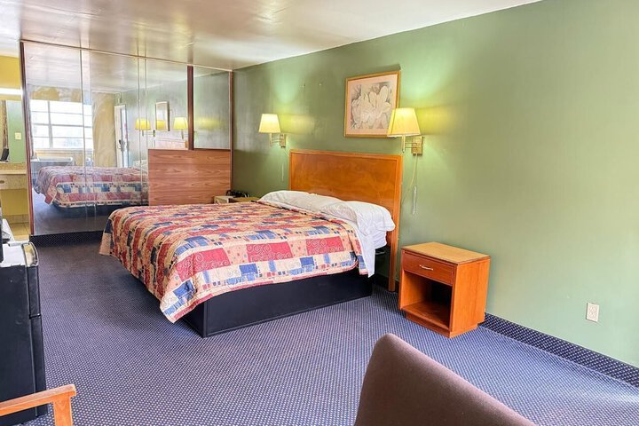 Standard Single Room 1 King Bed (10 of 18)