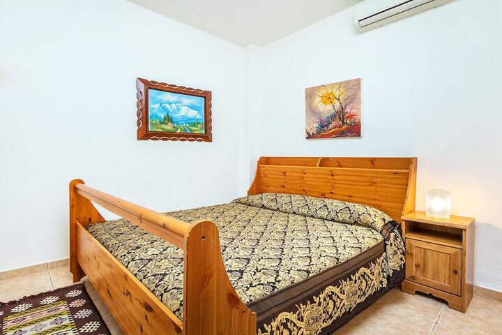 Room 25 of 182