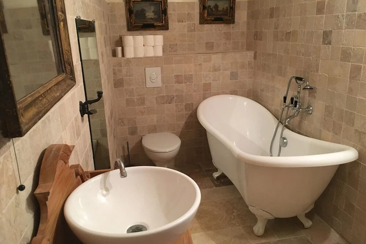 Room 7 of 16