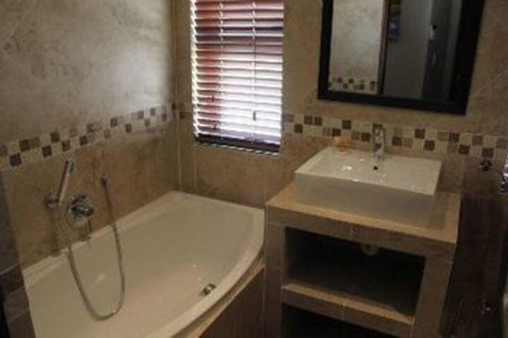 Room 4 of 10