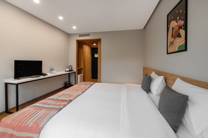 Room 28 of 82