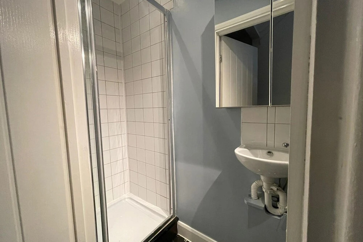 Room 9 of 18