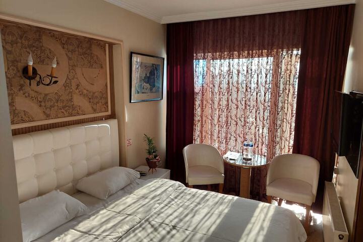 Room 5 of 8