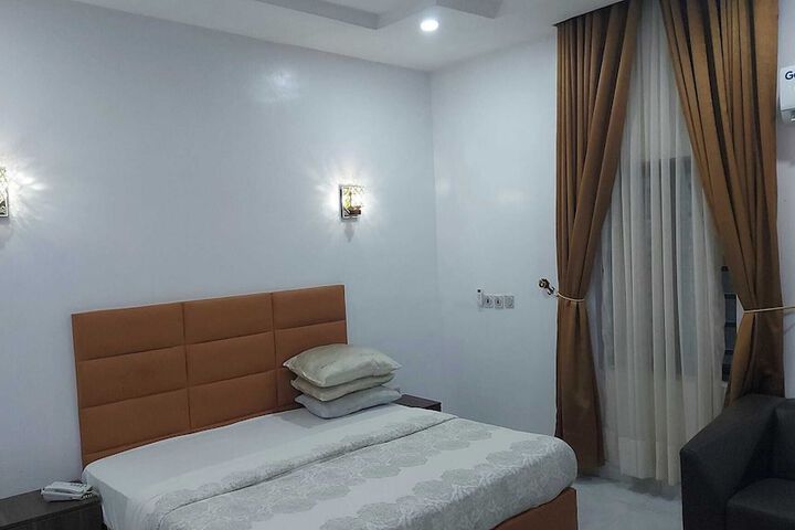 Room 13 of 27