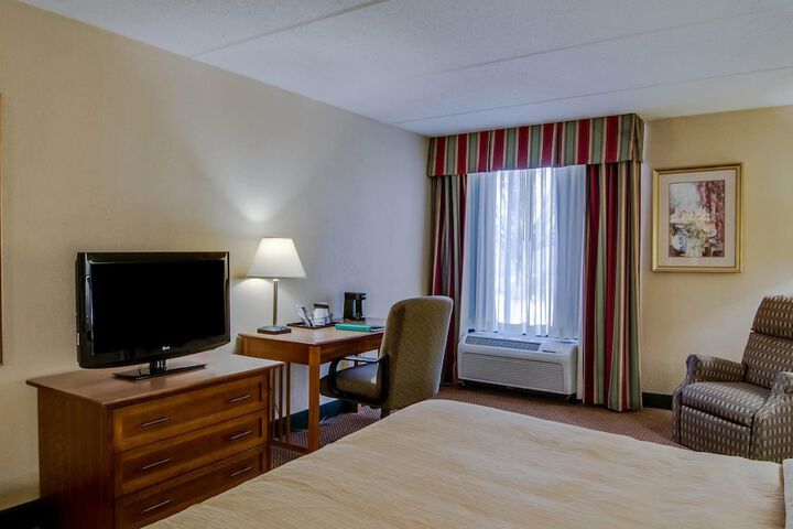 Queen Bed Accessible (1 of 5)