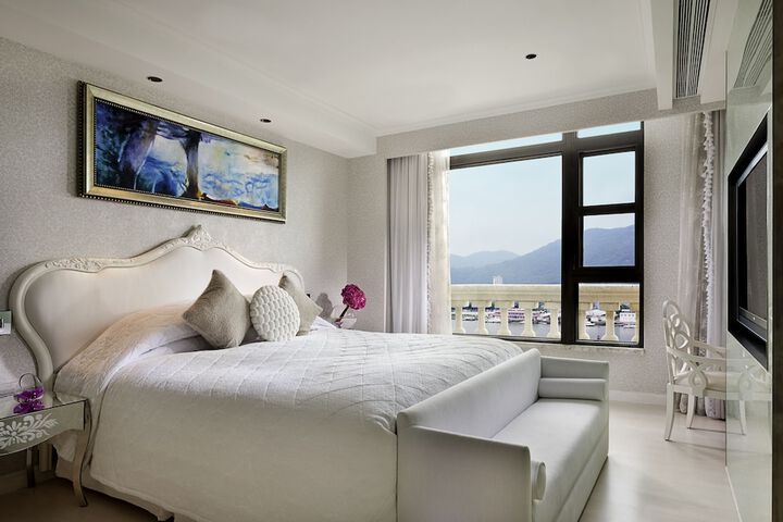 Room 4 of 112