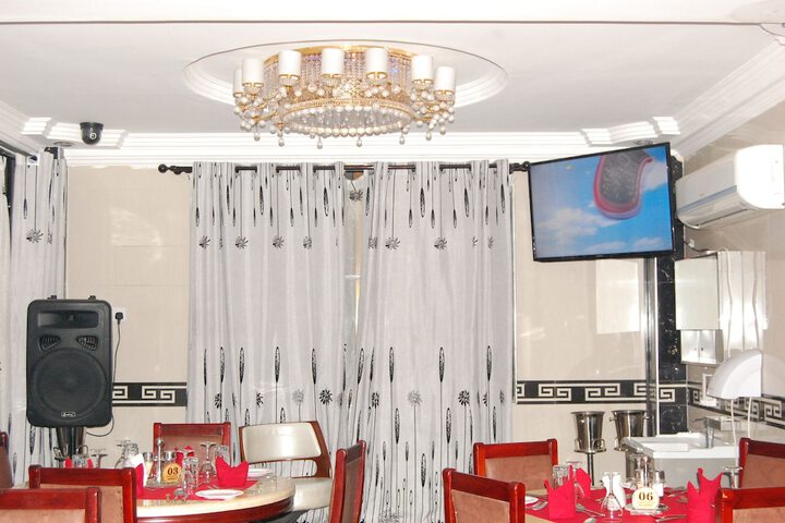 Lounge 20 of 27