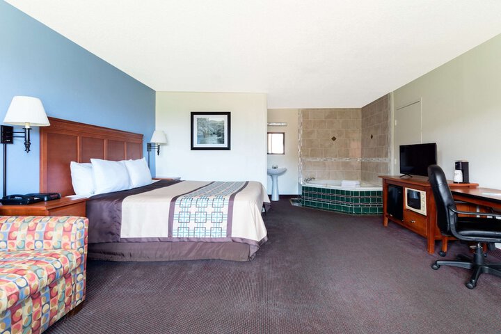 1 King Bed Pet Friendly (5 of 56)