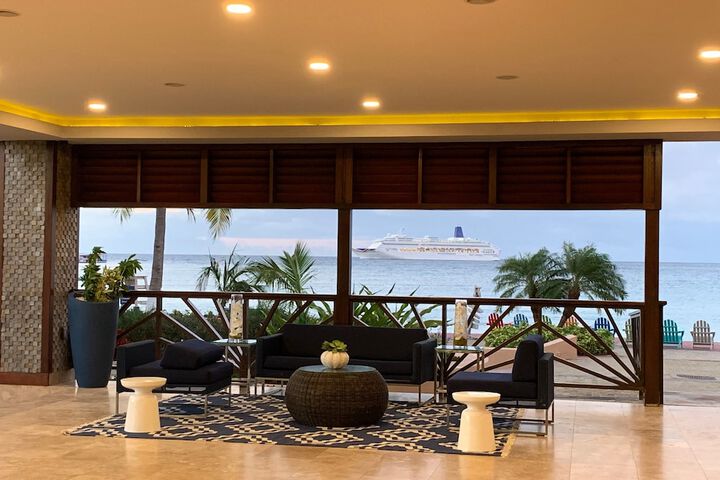 Lounge 48 of 83