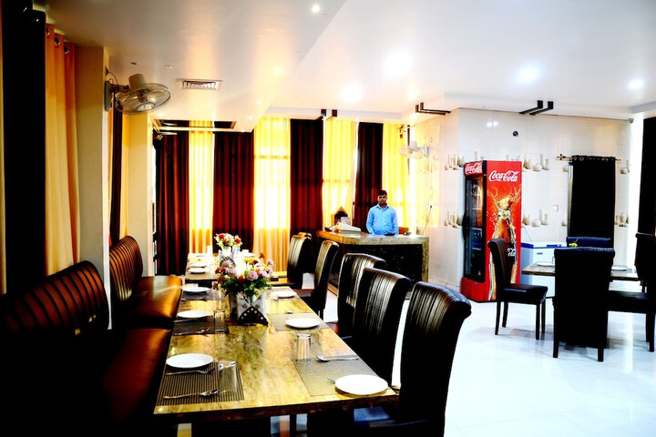 Dining 16 of 25
