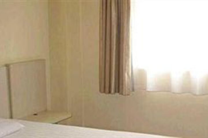 Room 9 of 13