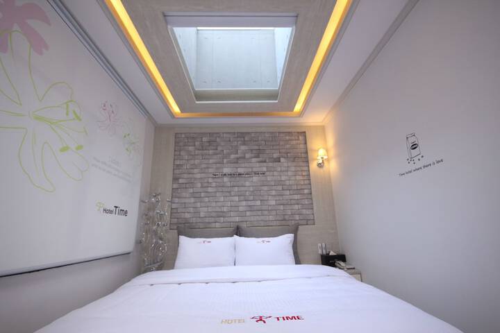Room 3 of 100