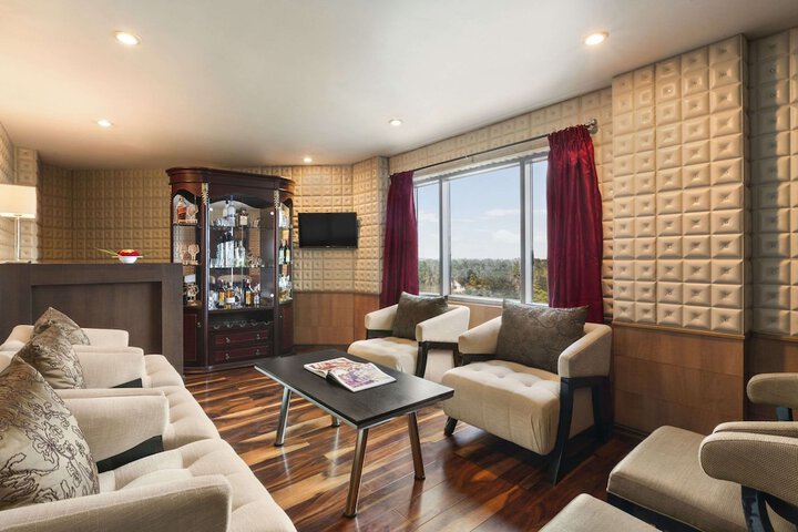 Lounge 61 of 82