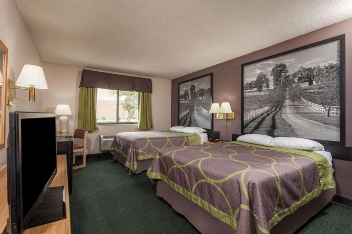 2 Queen Beds (1 of 8)