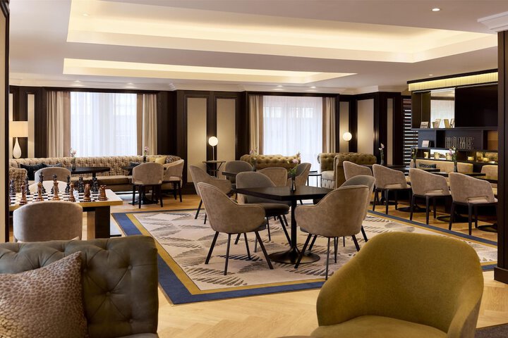 Lounge 137 of 145