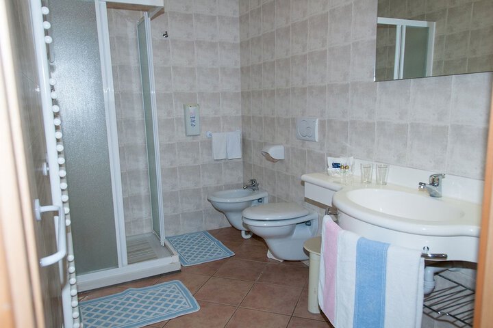 Room 9 of 32