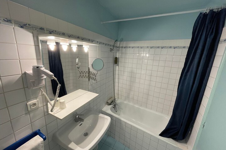 Room 11 of 27