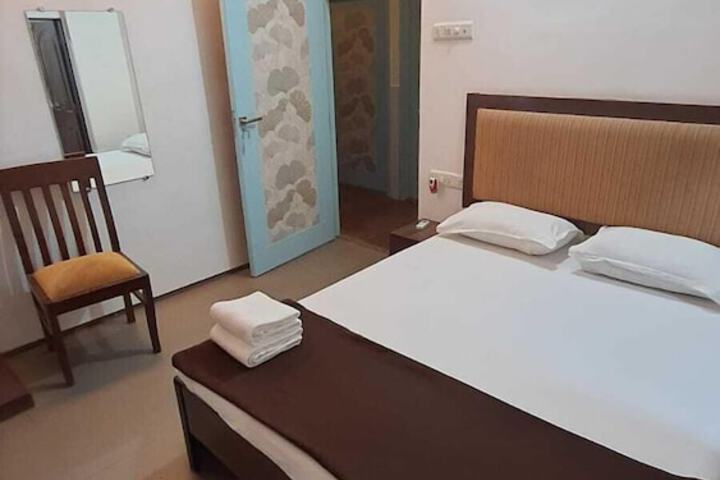Room 4 of 37