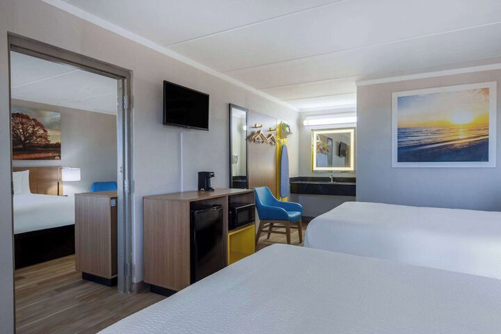 2 Queen Beds (6 of 12)
